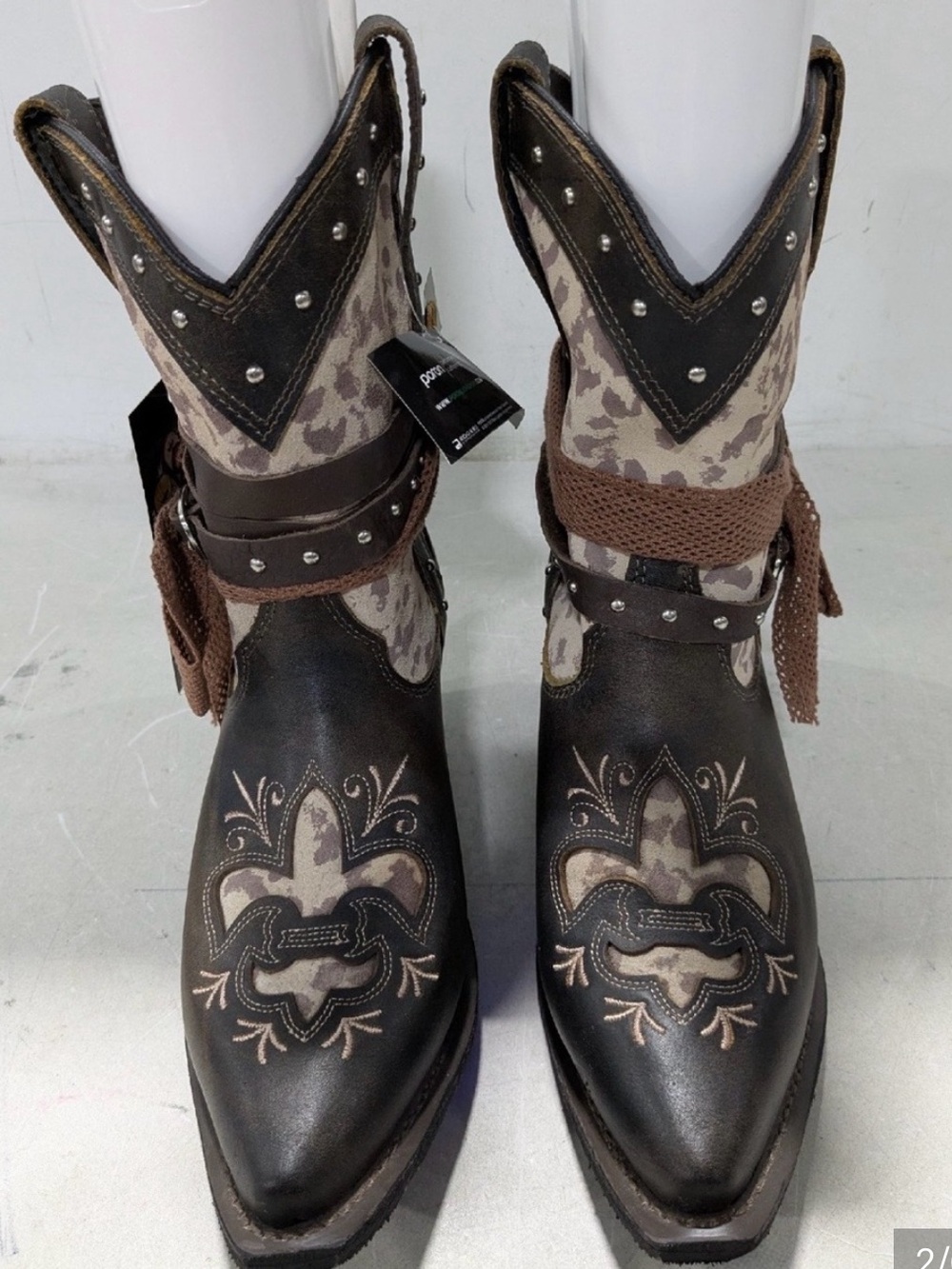 NWT Rockin’ Country Studded  Embroidered Ankle Boots in Brown and Cream Size 9